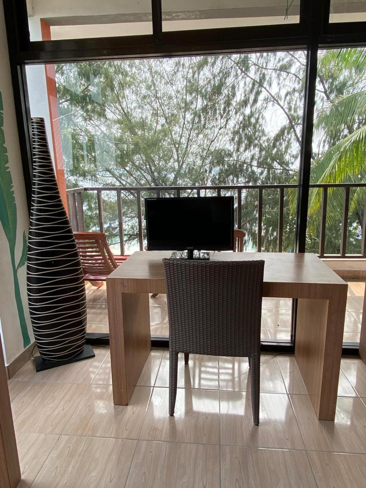 Tropica Gili Total Body Fit - Free Access Gym And Coworking Space Gili Trawangan Kültér fotó